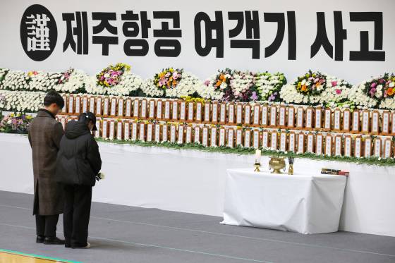 30일 전남 무안군 무안종합스포츠파크에 마련된 제주항공 여객기 사고 합동분향소에서 추모객들이 묵념하고 있다. 연합뉴스