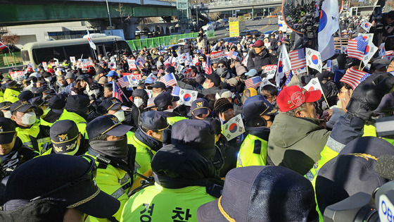 윤석열 대통령에 대한 체포영장이 발부된 31일 오전, 윤 대통령 측 지지자들이 서울 한남동 대통령 관저 인근에서 시위를 벌이고 있다. 이 과정에서 경찰과 충돌이 빚어지기도 했다. 최서인 기자