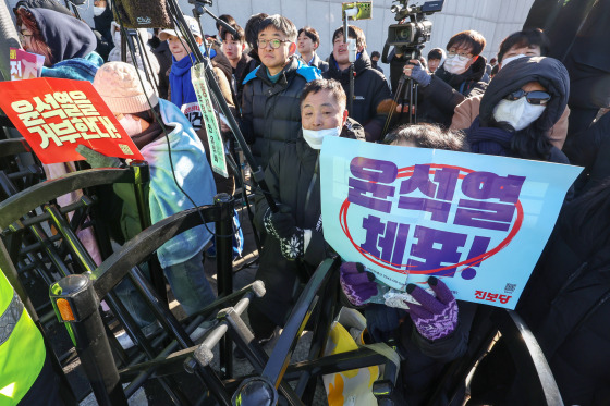 윤석열 대통령 측은 공수처의 체포 영장 청구는 물론 내란 혐의 수사에 대해서도 "권한 없는 기관의 수사"라고 비판하고 있다. 사진은 31일 서울 한남동 대통령 관저 인근에서 집회를 하는 시민단체 회원들. 뉴스1