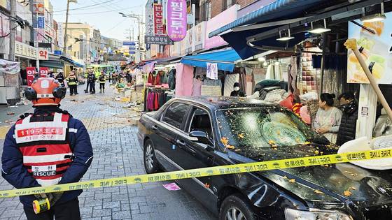 31일 오후 서울 양천구 목동깨비시장에서 70대 남성이 모는 검은색 에쿠스 승용차가 돌진해 다수의 부상자가 발생했다. 연합뉴스
