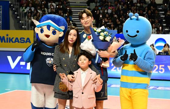 31일 장충체육관에서 열린 한국전력과의 경기에서 은퇴식을 가진 최석기와 가족들. 사진 한국배구연맹