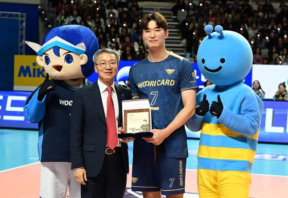 31일 장충체육관에서 열린 한국전력과의 경기에서 은퇴식을 가진 최석기와 김기린 단장. 사진 한국배구연맹