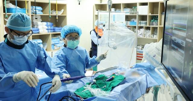 세브란스병원 심장내과 정보영 교수(오른쪽) 등 의료진이 심방세동 환자에게 펄스장 절제술을 시행하고 있다. 연세의료원 제공