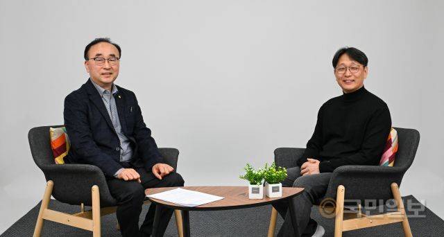 장동민(왼쪽) 백석대 교수와 최윤식 아시아미래연구소 소장이 지난 24일 여의도 국민일보 스튜디오에서 '2025년 한국교회'를 주제로 대담을 나눴다. 신석현 포토그래퍼