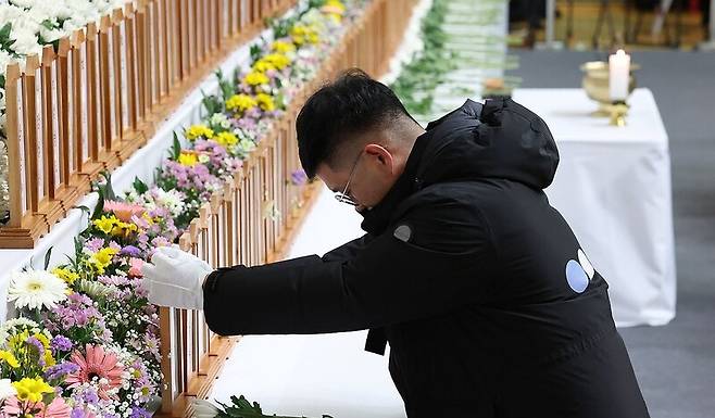 30일 전남 무안군 무안종합스포츠파크에 마련된 제주항공 여객기 사고 합동분향소에서 조문객이 눈물을 흘리고 있다. / 사진=연합뉴스