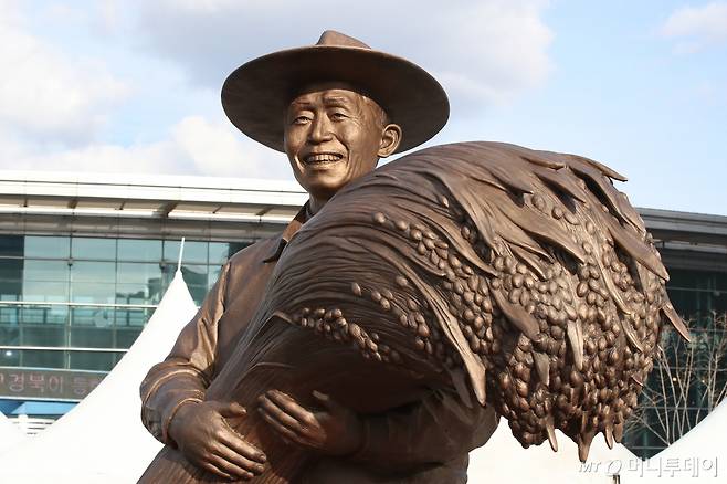 대구 동구 동대구역 광장에 모습을 드러낸 박정희 전 대통령 동상. 동상 건립에 대한 찬반 의견이 팽팽하게 맞서는 가운데 동상 제막 후 현장에서는 박정희 전 대통령과 닮지 않았다는 반응도 나오고 있다./사진=뉴스1