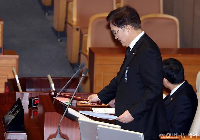 우원식 국회의장이 31일 오후 서울 여의도 국회에서 열린 제420회국회(임시회) 제3차 본회의에서 윤석열 정부의 비상계엄 선포를 통한 내란 혐의 진상규명 국정조사계획서 승인의 건 가결을 선언하고 있다. 2024.12.31.  /사진=뉴시스