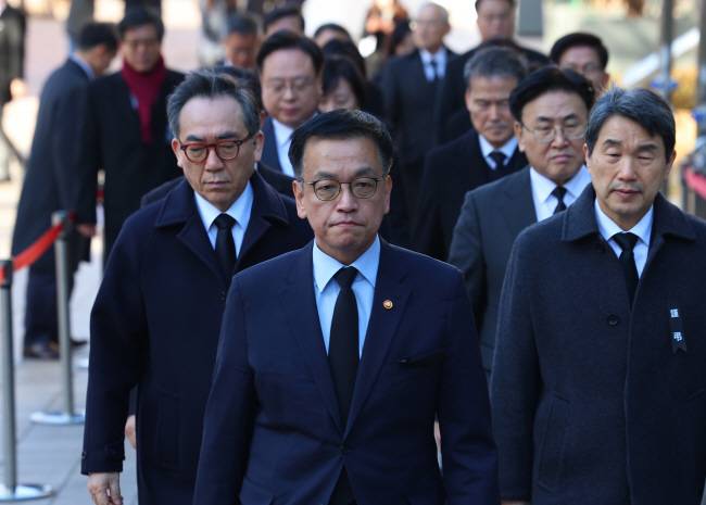 합동분향소 조문 최상목(가운데) 대통령 권한대행 부총리 겸 기획재정부 장관이 31일 오전 서울시청 본관 앞에 마련된 ‘12·29 무안공항 제주항공 참사’ 희생자 합동분향소에서 헌화를 위해 이동하고 있다. 연합뉴스