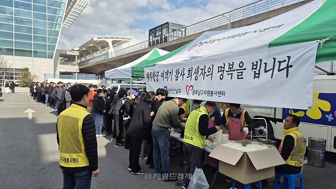 무안 제주항공 참사 현장에는 깊은 슬픔에 빠진 유족들을 돕기 위해 대한적십자사를 비롯한 단체들이 사고 발생 당일부터 구호 활동을 이어가고 있다. [무안=김도윤 기자]