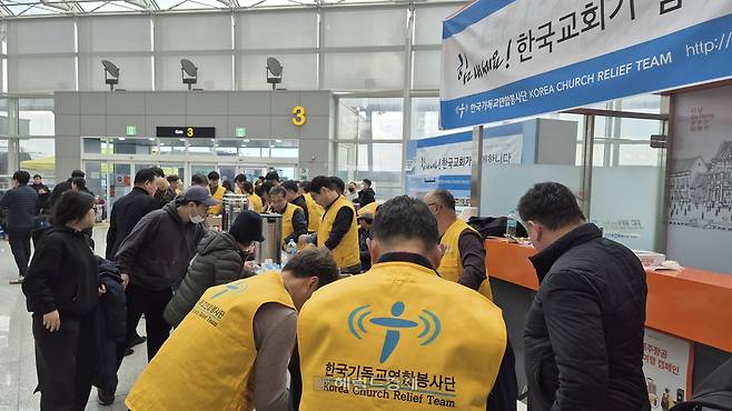 한국기독교연합봉사단은 서울광역교회와 파트너십을 맺고 30일 새벽 5시부터 교대로 무안공항 내 물품 지원 부스를 연다고 했다. [무안=김도윤 기자]