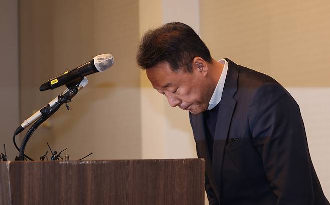 송경훈 제주항공 경영지원본부장이 30일 서울 강서구 메이필드 호텔에서 열린 무안공항 여객기 참사 관련 3차 브리핑에 앞서 고개 숙여 사과하고 있다.  [연합]
