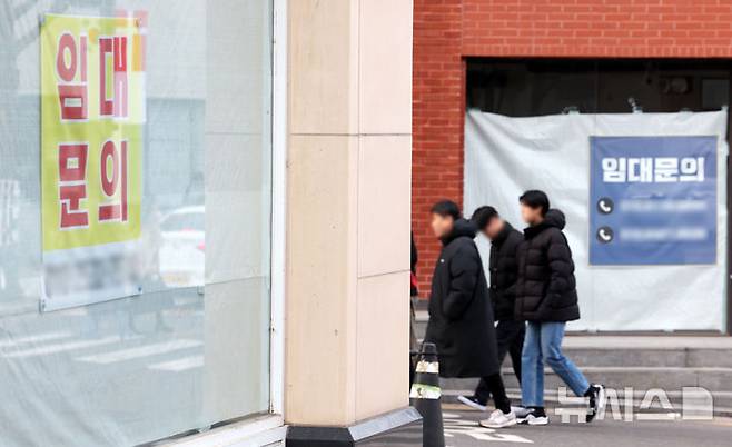 [서울=뉴시스] 홍효식 기자 = 서울 강남구 가로수길 상가에 임대 문구가 부착되어 있다. 2024.12.25. yesphoto@newsis.com