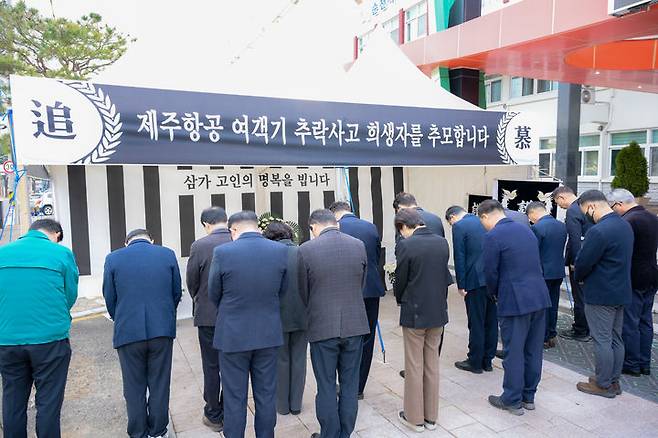 [순천=뉴시스] 전남 순천시가 30일 시청 현관앞에 제주항공 참사 합동분향소를 설치하고 분향 및 묵념하고 있다. (사진=순천시 제공) 2024.12.30. photo@newsis.com *재판매 및 DB 금지