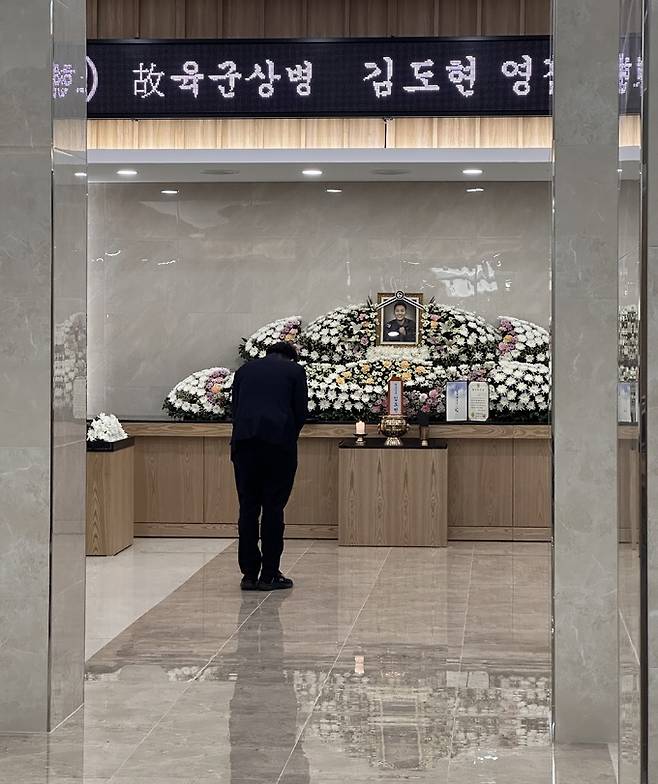 31일&nbsp;경기 성남 국군수도병원에서 열린 고(故) 김도현 상병 영결식에 참석한&nbsp;개혁신당 이준석 의원이&nbsp;김 상병 영정을 향해 인사하고 있다. 이 의원은 추도사를 통해&nbsp;“더 안전한 군대, 더 책임 있는 사회를 만들겠다”고 했다. 이준석 의원실 제공&nbsp;&nbsp;
