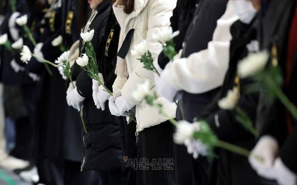 30일 전남 무안군 무안종합스포츠파크에 마련된 제주항공 여객기 사고 희생자 합동분향소에서 추모객들이 조문을 하고 있다. 2024.12.30 무안 도준석 전문기자