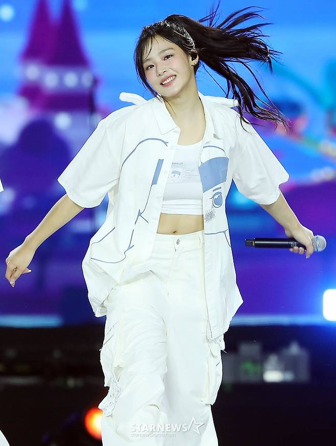 뉴진스 민지 '무대 위 행복한 곰아지'[AAA 스페셜 포토]