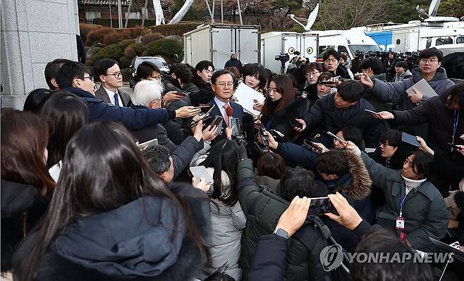 대통령 탄핵 심판 첫 변론준비기일 (서울=연합뉴스) 류영석 기자 = 지난 27일 오후 윤석열 대통령의 법률대리인인 윤갑근 변호사가 탄핵심판 사건 첫 번째 변론준비기일을 마친 뒤 서울 종로구 헌법재판소 심판정을 나서며 취재진 질문에 답하는 모습 [연합뉴스 자료사진]