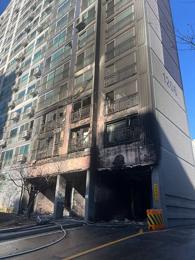 남양주 아파트 필로티 화재 [경기도북부소방재난본부 제공. 재판매 및 DB 금지]