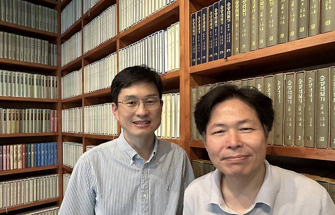 승정원일기 번역      (서울=연합뉴스) 김예나 기자 = 서울 은평구 한국고전번역원에서 만난 강성득 승정원일기번역팀장(왼쪽)과 오재환 책임연구원. 사진은 지난 9월 촬영한 것. 2024.12.31
    yes@yna.co.kr