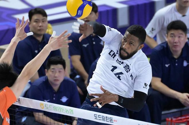 공격하는 대한항공의 요스바니  [한국배구연맹 제공. 재판매 및 DB 금지]