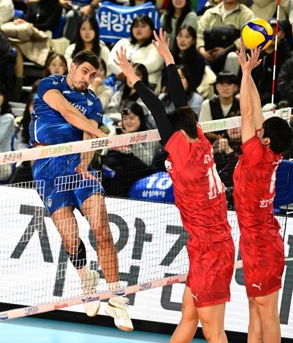공격하는 삼성화재의 그로즈다노프(왼쪽) [한국배구연맹 제공. 재판매 및 DB 금지]