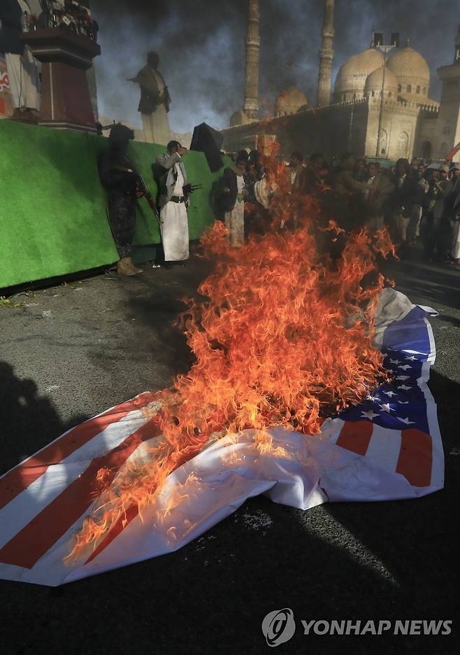 미국·이스라엘 국기 불태우는 후티 반군 지지자들 (예멘 사나 EPA=연합뉴스) 2024년 12월 27일 이 지역을 장악한 후티 반군 지지자들이 반미·반이스라엘 집회를 열고 미국과 이스라엘의 국기를 불태우고 있다. (EPA/YAHYA ARHAB) 2024.12.31.