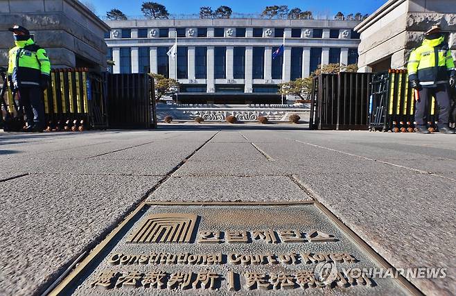 경찰 배치된 헌법재판소 (서울=연합뉴스) 진연수 기자 = 31일 서울 종로구 헌법재판소에 경찰이 배치돼 있다. 윤석열 대통령 변호인단은 이날 법원의 체포영장 발부에 불복해 헌법재판소에 효력정지 가처분 신청을 할 계획이라고 밝혔다. 2024.12.31 jin90@yna.co.kr