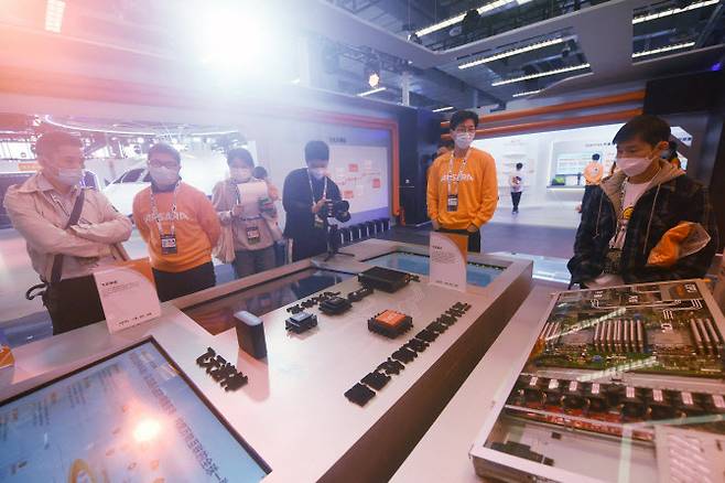 2022년 11월 3일 중국 동부 저장성 항저우에서 열린 클라우드 컴퓨팅 및 인공지능(AI) 콘퍼런스인 압사라 콘퍼런스에서 사람들이 알리바바 클라우드 시스템을 살펴보고 있다.(사진=AFP)