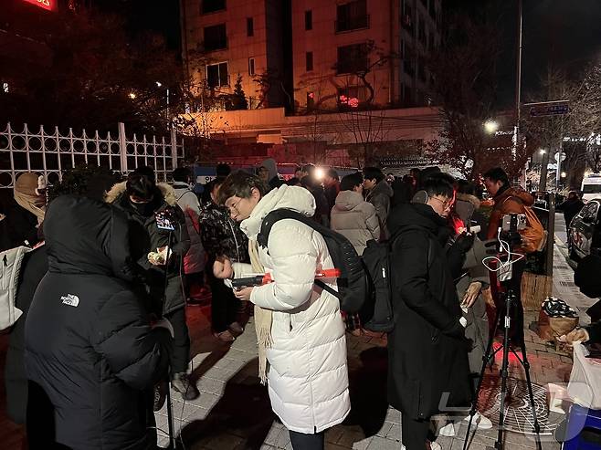 새해 첫날인 1일 오전 서울 용산구 한남동 대통령 관저 앞 보수 유튜버들이 집회 참가자들을 인터뷰 하고 있다. 2025.1.1/뉴스1 ⓒ News1 김민재 기자