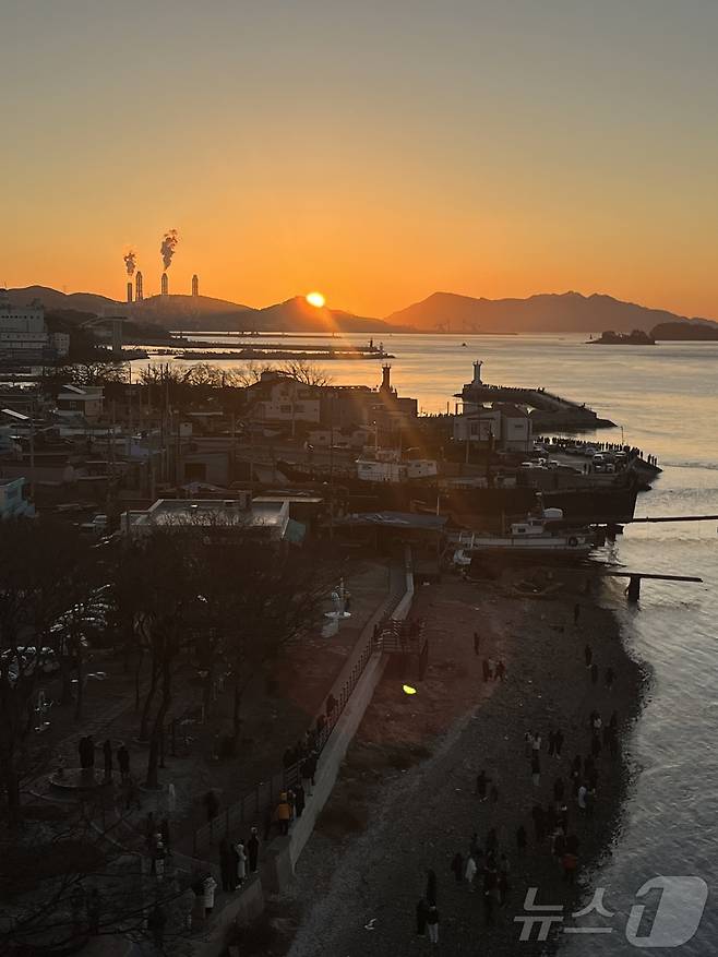 1일 오전 사천시 삼천포 대교에서 바라본 일출 모습.(김세중씨 제공)
