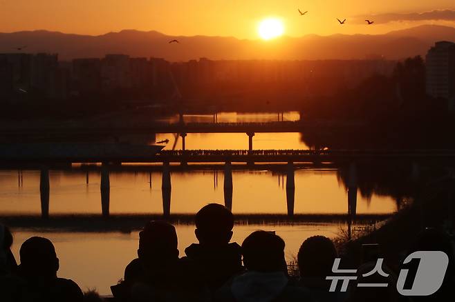 1일 오전 대구 동구 국립신암선열공원 전망대를 비롯해 아양교와 아양기찻길 등 금호강 인근을 찾은 시민들이 희망찬 2025년 새해 첫 일출을 맞이하고 있다. 2025.1.1/뉴스1 ⓒ News1 공정식 기자