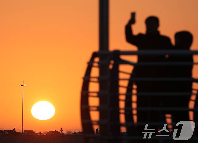 2025년 을사년(乙巳年) 새해 첫날인 1일 전북자치도 군산시 비응항에서 새해 첫 해가 떠오르고 있다. 2025.1.1/뉴스1 ⓒ News1 유경석 기자