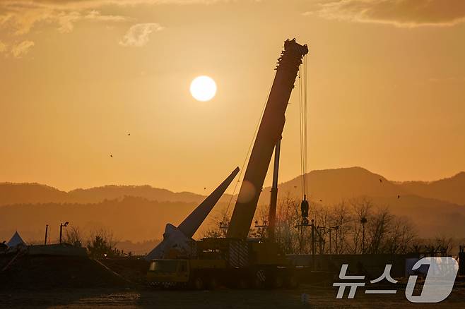 2025년 을사년(乙巳年) 새해 첫 날인 1일 전남 무안국제공항 제주항공 여객기 참사 현장 뒤로 새해 첫 해가 떠오르고 있다. 2024.12.31/뉴스1 ⓒ News1 김성진 기자