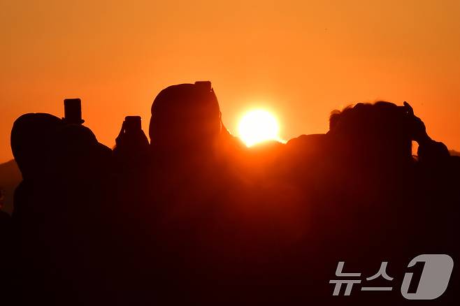 2025년 을사년(乙巳年) 새해 첫날인 1일 경북 포항시 북구 영일대해수욕장에 모인 시민과 관광객들이 휴대폰으로 일출을 촬영하고 있다. 2025.1.1/뉴스1 ⓒ News1 최창호 기자