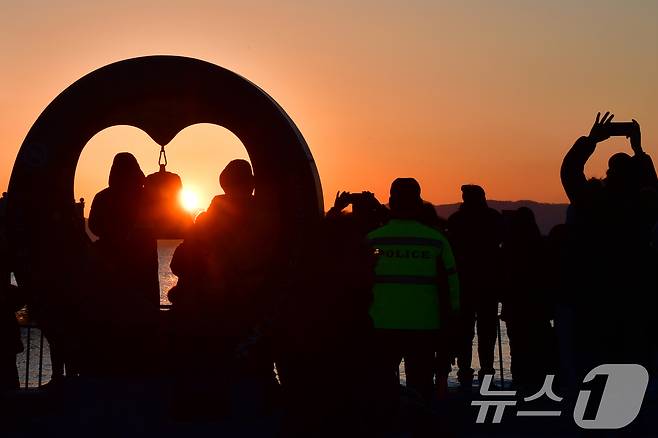 2025년 을사년(乙巳年) 새해 첫날인 1일 경북 포항시 북구 영일대해수욕장에 모인 해맞이객들이 일출을 지켜보고 있다. 2025.1.1/뉴스1 ⓒ News1 최창호 기자