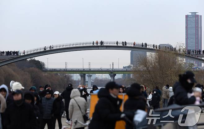 2025년 을사년(乙巳年) 새해 첫 날인 1일 서울 영등포구 양화한강공원에서 일출을 기다리던 시민들이 발걸음을 돌리고 있다. 2025.1.1/뉴스1 ⓒ News1 이승배 기자