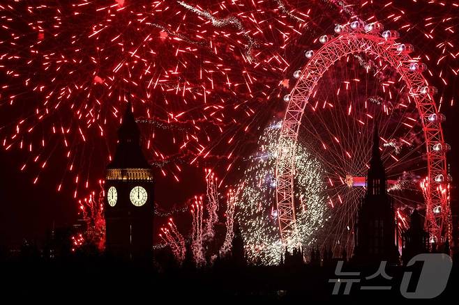 영국 런던 중심부 국회의사당과 런던아이, 빅벤 인근에서 1일(현지시간) 자정 신년을 맞이해 화려한 불꽃놀이가 펼쳐지고 있다. 2025.1.1 ⓒ AFP=뉴스1 ⓒ News1 강민경 기자