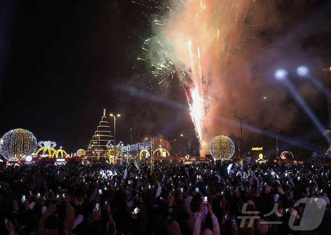 1일(현지시간) 시리아 수도 다마스쿠스의 우마야드 광장에서 시민들이 새해를 기념하는 불꽃놀이를 감상하고 있다. 2025.1.1 ⓒ AFP=뉴스1 ⓒ News1 강민경 기자