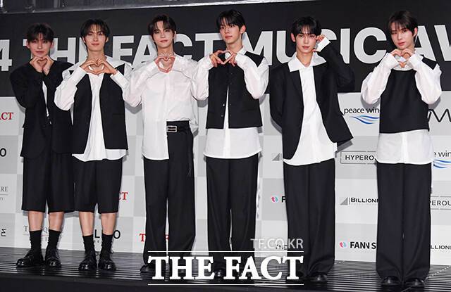 한진은 "2024년 가장 기억에 남는 순간은 우리 팀이 TMA 신인상을 수상한 날"이라며 "그 순간은 단순히 상을 받은 것 이상의 의미가 있었다. 데뷔 이후 팀원들과 함께 쏟아온 노력과 42분들이 보내주신 사랑이 하나로 결실을 맺는 기분이었다"고 말했다. 사진은 '2024 더팩트 뮤직 어워즈' 레드카펫 당시 모습. /장윤석 기자