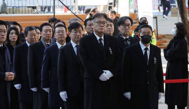 정진석 대통령 비서실장을 비롯한 대통령실 관계자들이 31일 오전 서울시청 본관 앞에 마련된 제주항공 여객기 희생자 합동분향소에서 조문하고 있다. 연합뉴스