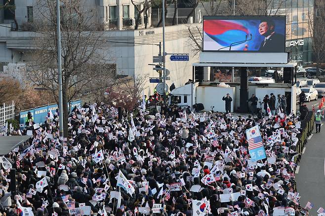 1일 서울 용산구 한남동 대통령 관저 인근에서 윤석열 대통령 탄핵 반대 집회가 열리고 있다. /연합뉴스