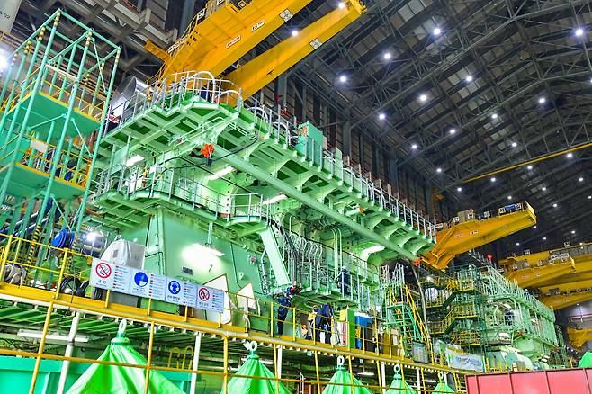 HD현대중공업 울산조선소에서 생산하는 선박용 대형 엔진. /HD현대중공업 제공