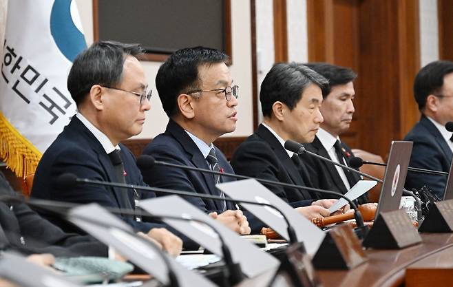 최상목 대통령 권한대행 부총리 겸 기획재정부 장관이 31일 서울 종로구 정부서울청사에서 열린 국무회의에서 모두발언을 하고 있다. (기획재정부 제공)2024.12.31/뉴스1