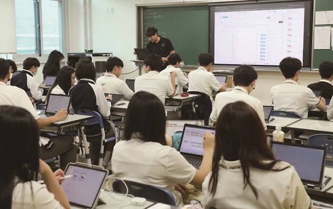 교육부는 2025년 인공지능(AI) 디지털교과서 도입을 앞두고, 2024년 8월 AI 기반 코스웨어나 에듀테크 프로그램을 활용한 교수 및 학습법을 수업에 적용하는 디지털 선도학교를 선정했다. 선도학교로 지정된 경기 평택 효명고의 수업 모습. 동아일보 제공