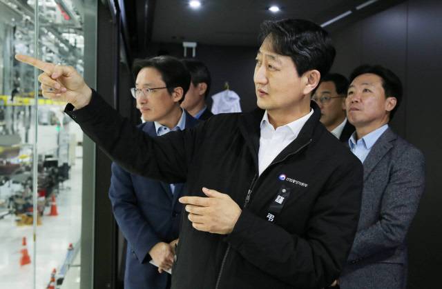 안덕근 산업통상자원부 장관이 30일 충북 청주시 SK하이닉스 청주캠퍼스를 둘러보고 있다. <산업부 제공>