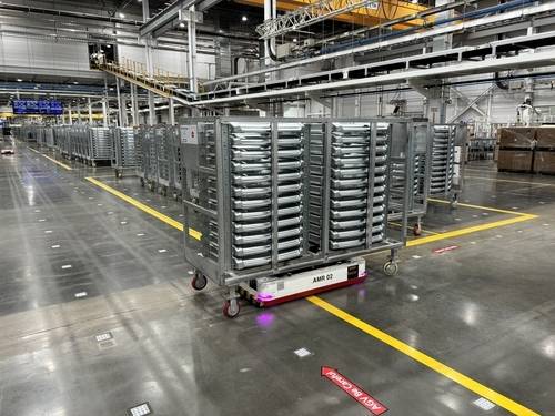 LG전자 미국 테네시 공장에서 자율주행 물류로봇이 부품을 운반하는 모습