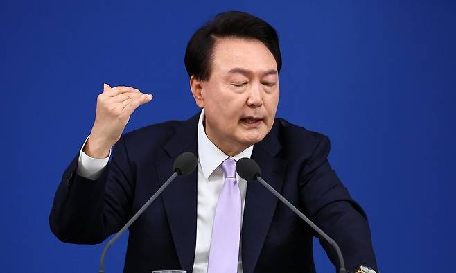윤석열 대통령이 지난달 7일 서울 용산 대통령실 청사 브리핑실에서 대국민담화 및 기자회견에서 발언하고 있다. 대통령실사진기자단