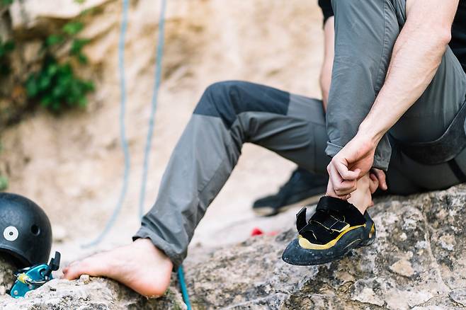 겨울철 산행 시 손발에 통증과 저림이 느껴지고, 조그만 물건을 다루는 일도 어려워지면 동상 위험 신호로 봐야 한다.​/사진=클립아트코리아