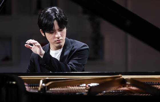 6월 지휘자 클라우스 메켈레와 협연하는 피아니스트 임윤찬. [중앙포토]