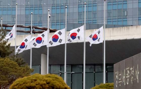 정부는 1월 4일까지 7일간의 국가애도기간에 전 부처와 지방자치단체 및 공공기관들이 조기(弔旗)를 게양하고, 공직자들은 애도 리본을 착용하게 되며 전국 17개 시도에 합동분향소를 운영한다고 밝혔다. 뉴스1